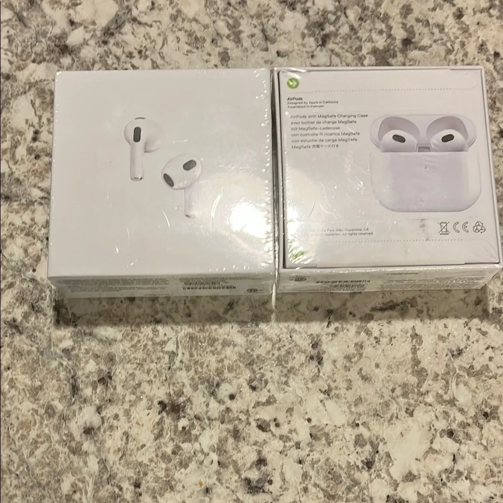 Apple White Wireless Headset with Charging Case